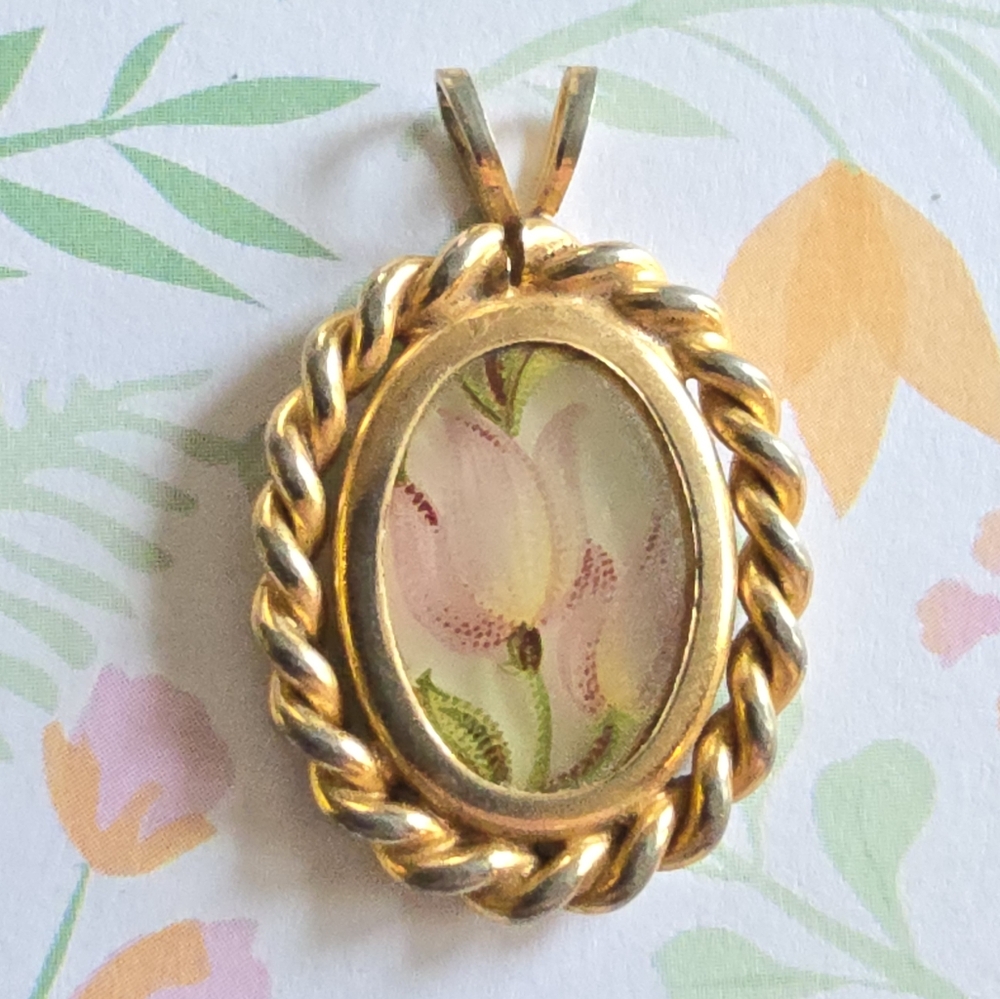 Vintage pastel flowers pendant gold tone tulip spring oval cameo white ceramic - Picture 1 of 11